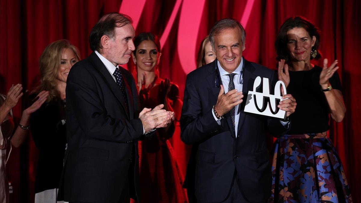 Paco Arango recibe el permio Woman de manos de Conrado Carnal, director general corporativo del Grupo Zeta.