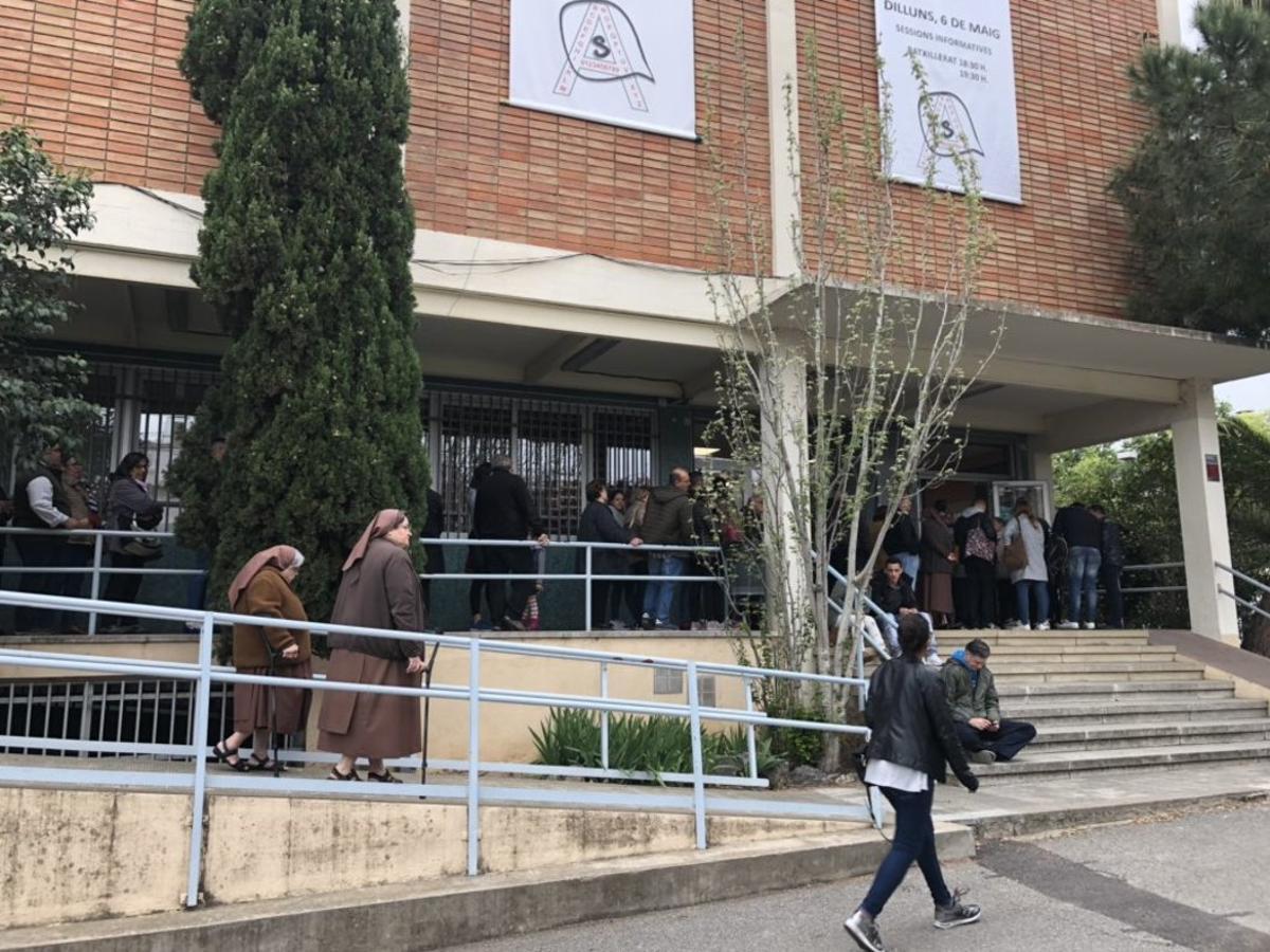 Imagen del acceso al instituto Alexandre Satorras de Mataró durante la jornada de votación del 28-A. 