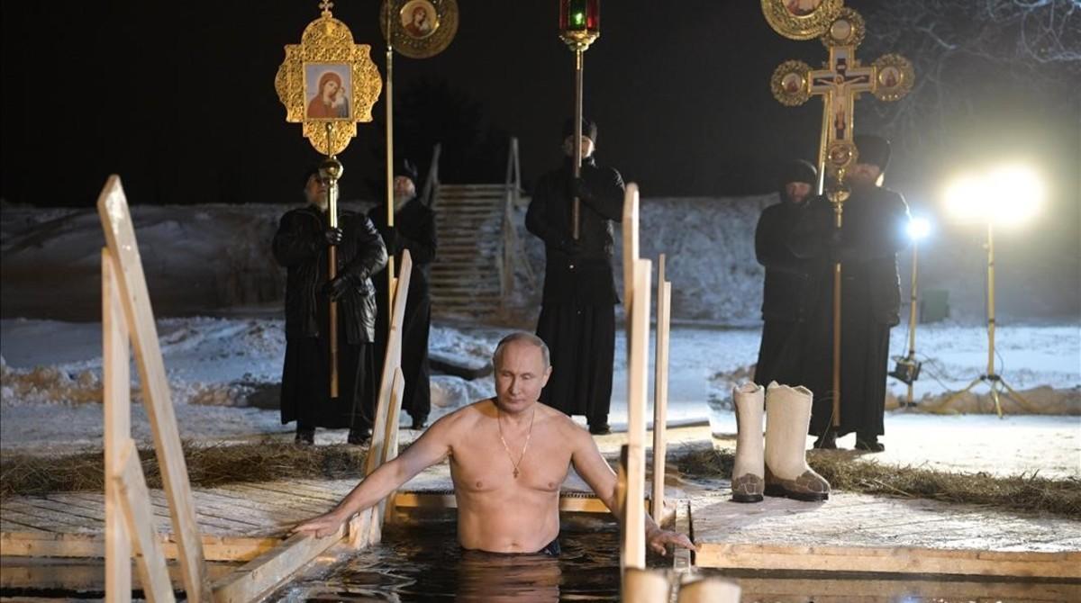 El presidente ruso, Vladimir Putin, se sumerge en aguas heladas para celebrar la Epifanía, rito religioso ortodoxo. El presidente ruso, Vladimir Putin, se sumerge en aguas heladas para celebrar la Epifanía, rito religioso ortodoxo.