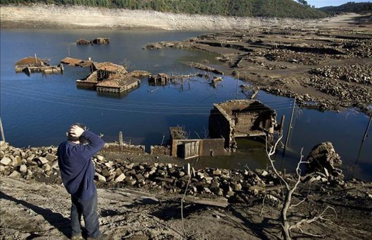 Las casas de Aceredo afloran por la bajada de las aguas. Las casas de Aceredo afloran por la bajada de las aguas.