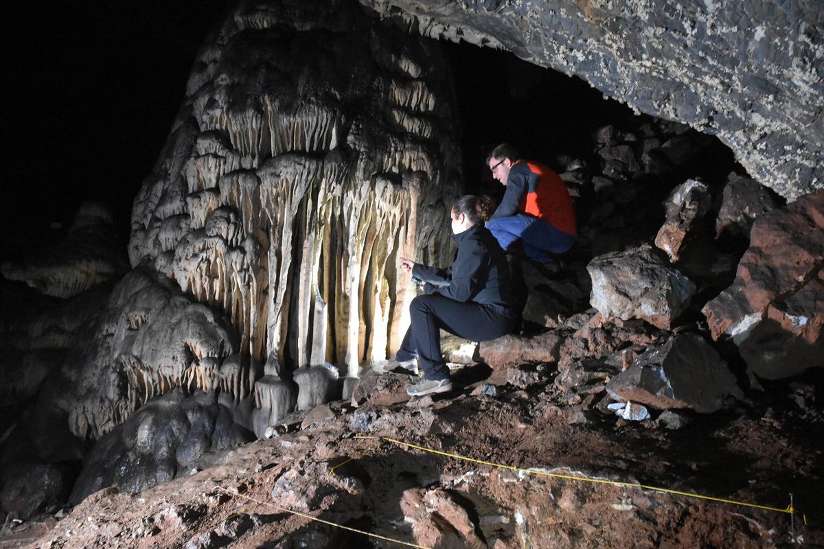 Un equipo de investigadores analiza el interior de la cueva de Ardales, en Málaga. Un equipo de investigadores analiza el interior de la cueva de Ardales, en Málaga.