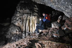 Un equipo de investigadores analiza el interior de la cueva de Ardales, en Málaga. 