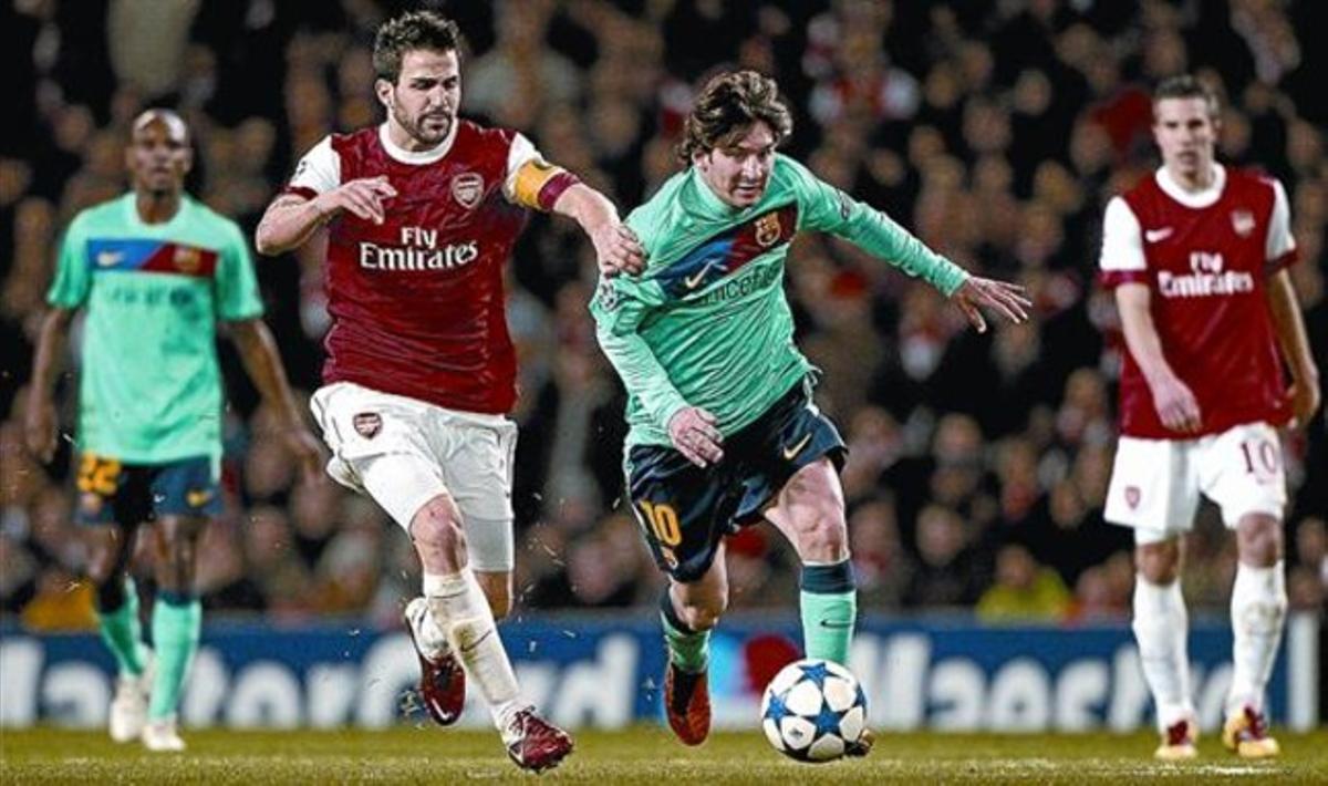 Messi lluita amb Cesc a l’Arsenal-Barça de dimecres a Londres.
