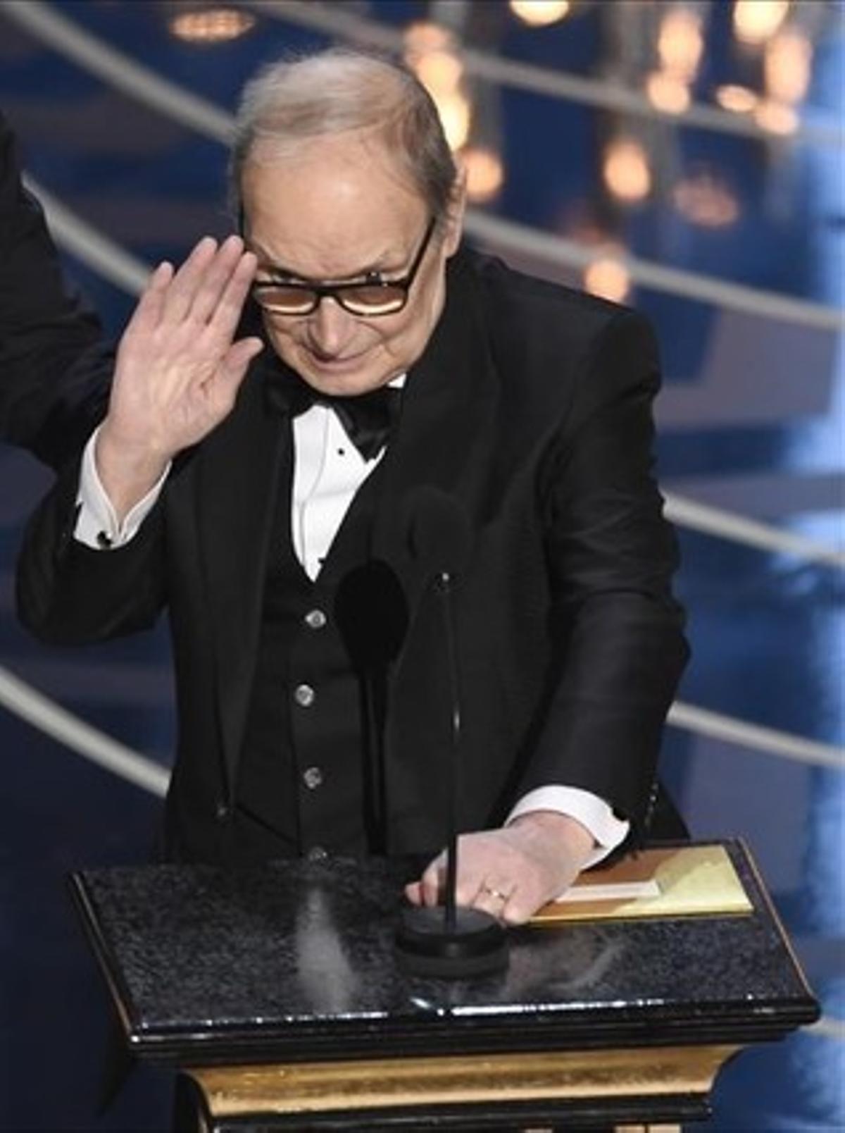 Ennio Morricone, al recibir el Oscar a la mejor banda sonora por ’Los malditos ocho’.