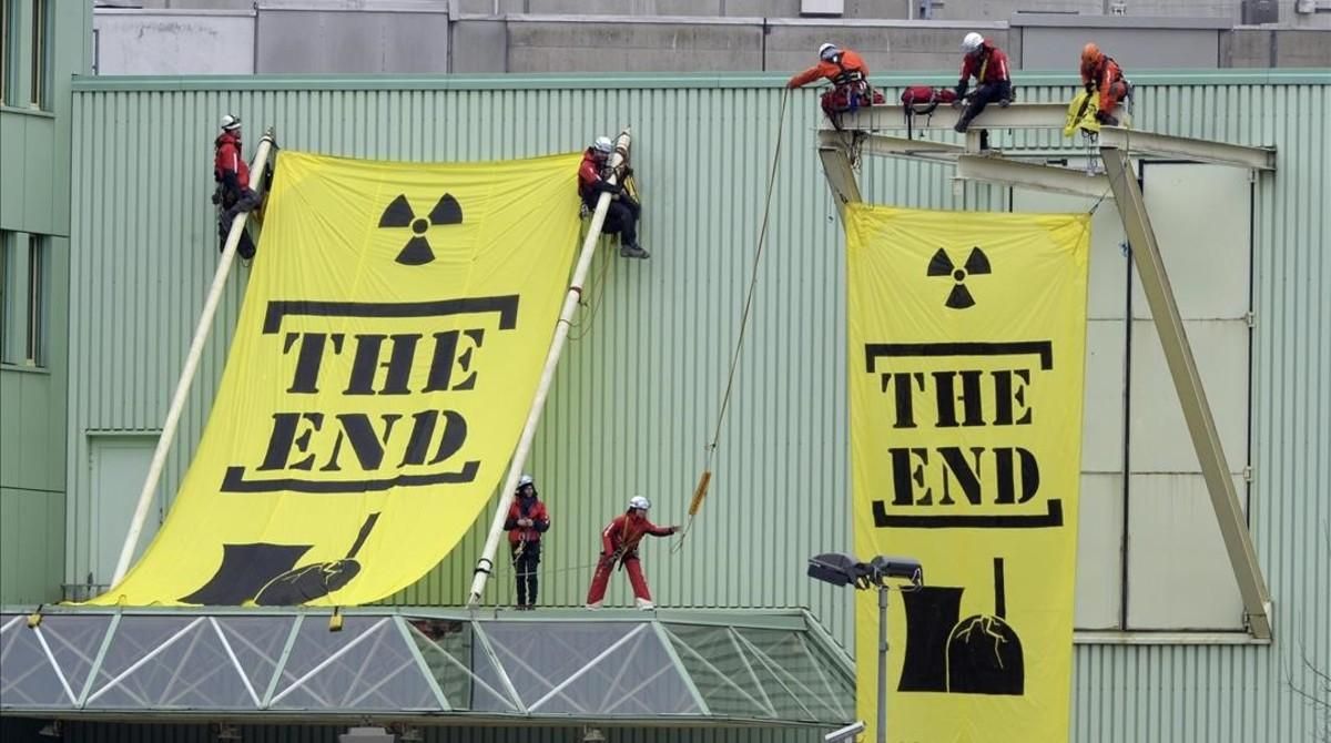 Protesta de Greenpeace en el 2014 contra la central nuclear suiza de Beznau, que ya lleva 47 años funcionando. Protesta de Greenpeace en el 2014 contra la central nuclear suiza de Beznau, que ya lleva 47 años funcionando.