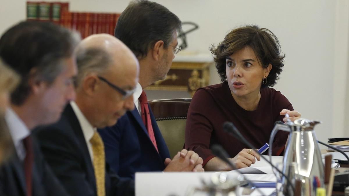 Soraya Sánez de Santamaría conversa con Rafael Catalá, junto al ministro Cristóbal Montoro e Íñigo de la Serna, este sábado, al inicio del Consejo de Ministros extraordinaro. Soraya Sánez de Santamaría conversa con Rafael Catalá, junto al ministro Cristóbal Montoro e Íñigo de la Serna, este sábado, al inicio del Consejo de Ministros extraordinaro.