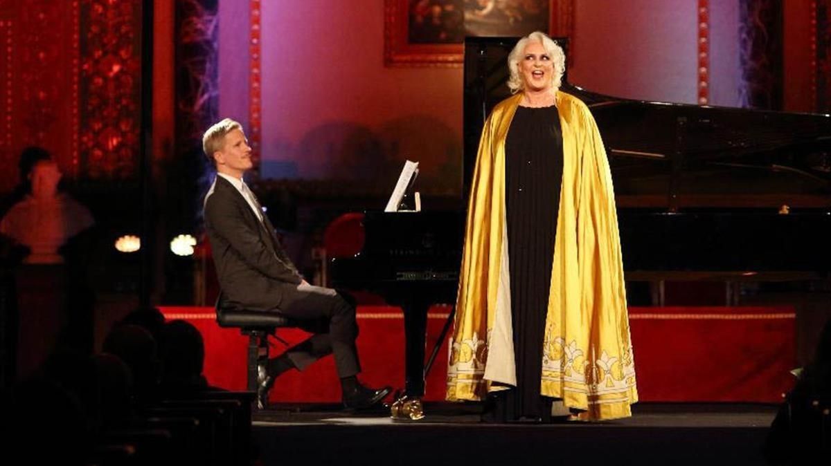 Irène Theorin y Magnus Svensson, en el Paraninfo de la UB Irène Theorin y Magnus Svensson, en el Paraninfo de la UB
