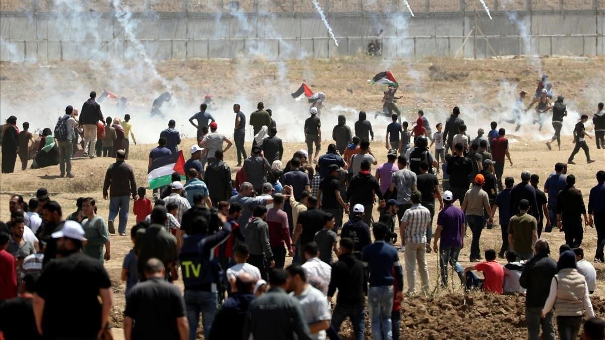 Manifestantes palestinos huyen de los gases lacrimógenos lanzados por fuerzas israelís, el pasado 15 de mayo en Gaza. Manifestantes palestinos huyen de los gases lacrimógenos lanzados por fuerzas israelís, el pasado 15 de mayo en Gaza.
