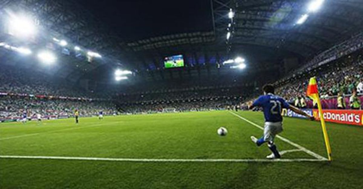 El jugador de Italia Andrea Pirlo cobrando un tiro de esquina en un partido de la Eurocopa 2012 contra Irlanda, el pasado lunes. El jugador de Italia Andrea Pirlo cobrando un tiro de esquina en un partido de la Eurocopa 2012 contra Irlanda, el pasado lunes.