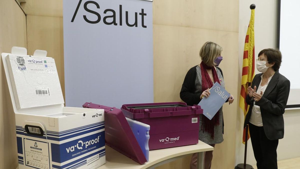 Alba Vergés junto a Carmen Cabezas con las vacunas contra el coronavirus. Alba Vergés junto a Carmen Cabezas con las vacunas contra el coronavirus.