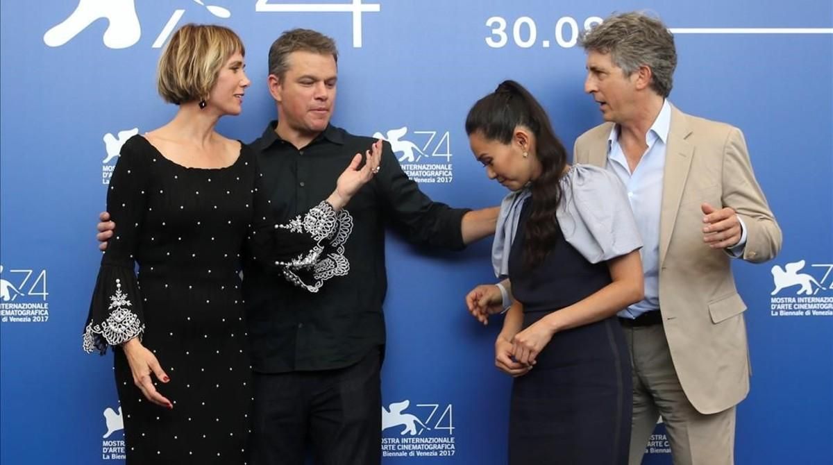 Alexander Payne (derecha), con sus actores Kristen Wiig, Matt Damon y Hong Chau, en Venecia. Alexander Payne (derecha), con sus actores Kristen Wiig, Matt Damon y Hong Chau, en Venecia.