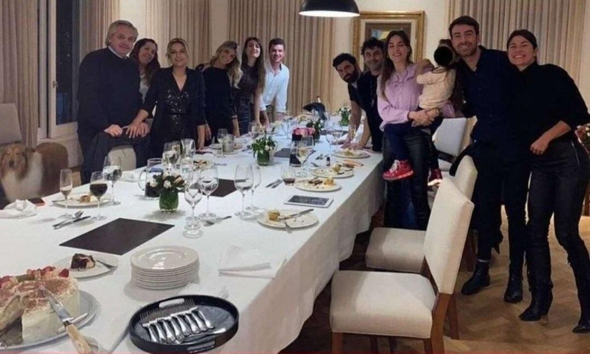 Alberto Fernández, en el cumpleaños de su esposa, durante el confinamiento en Argentina. Alberto Fernández, en el cumpleaños de su esposa, durante el confinamiento en Argentina.