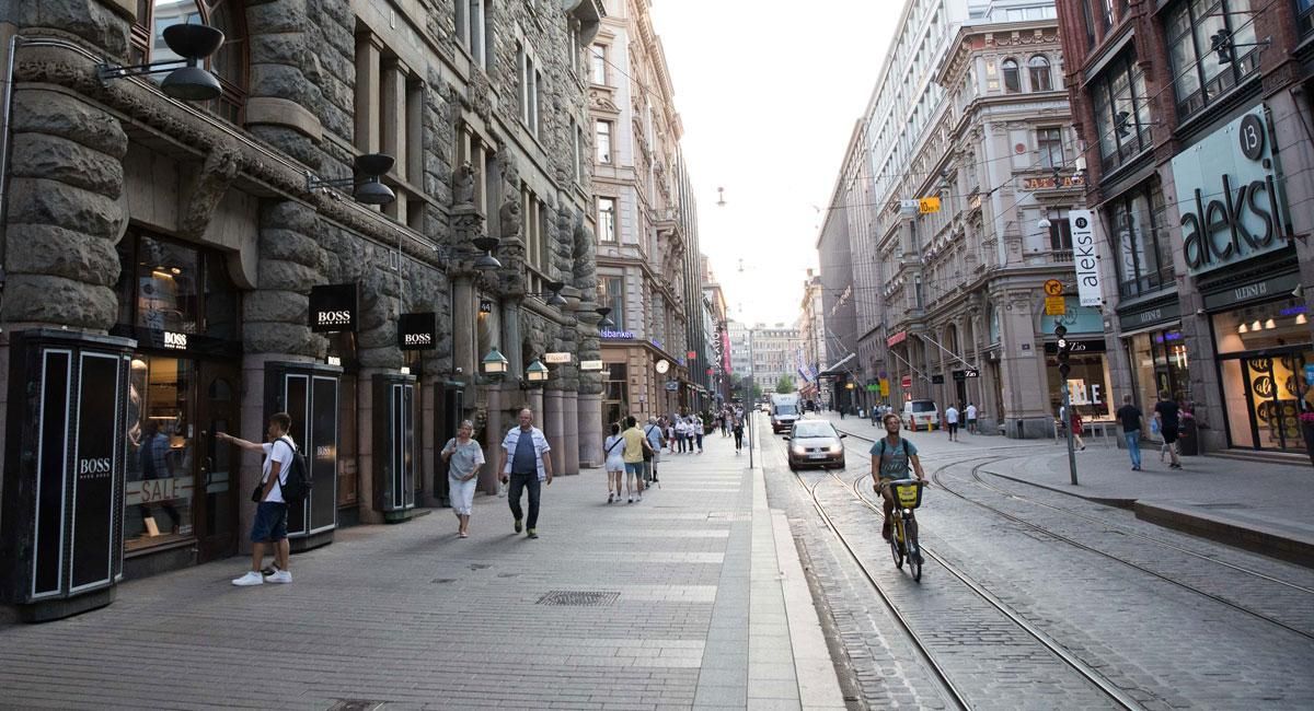 Paseantes transitan por una calle de Helsinki en 2018. Paseantes transitan por una calle de Helsinki en 2018.