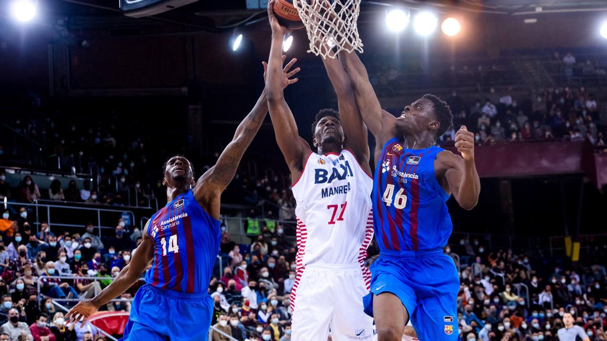 Hayes (14) y Nnaji (46) tratan de taponar a Sima. Hayes (14) y Nnaji (46) tratan de taponar a Sima.