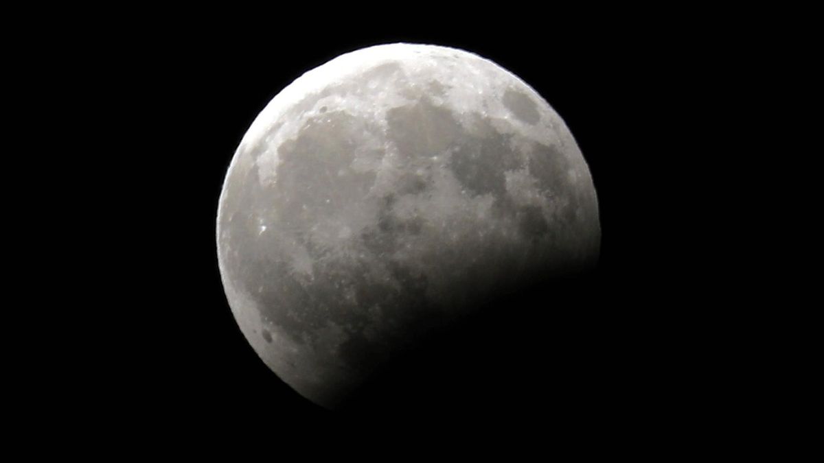 Vista de la luna llena durante un eclipse parcial lunar el 7 de agosto de 2017, en Hebrón (Cisjordania). Vista de la luna llena durante un eclipse parcial lunar el 7 de agosto de 2017, en Hebrón (Cisjordania).