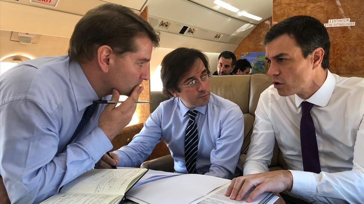De la Rocha (izquierda) habla con Pedro Sánchez. De la Rocha (izquierda) habla con Pedro Sánchez.