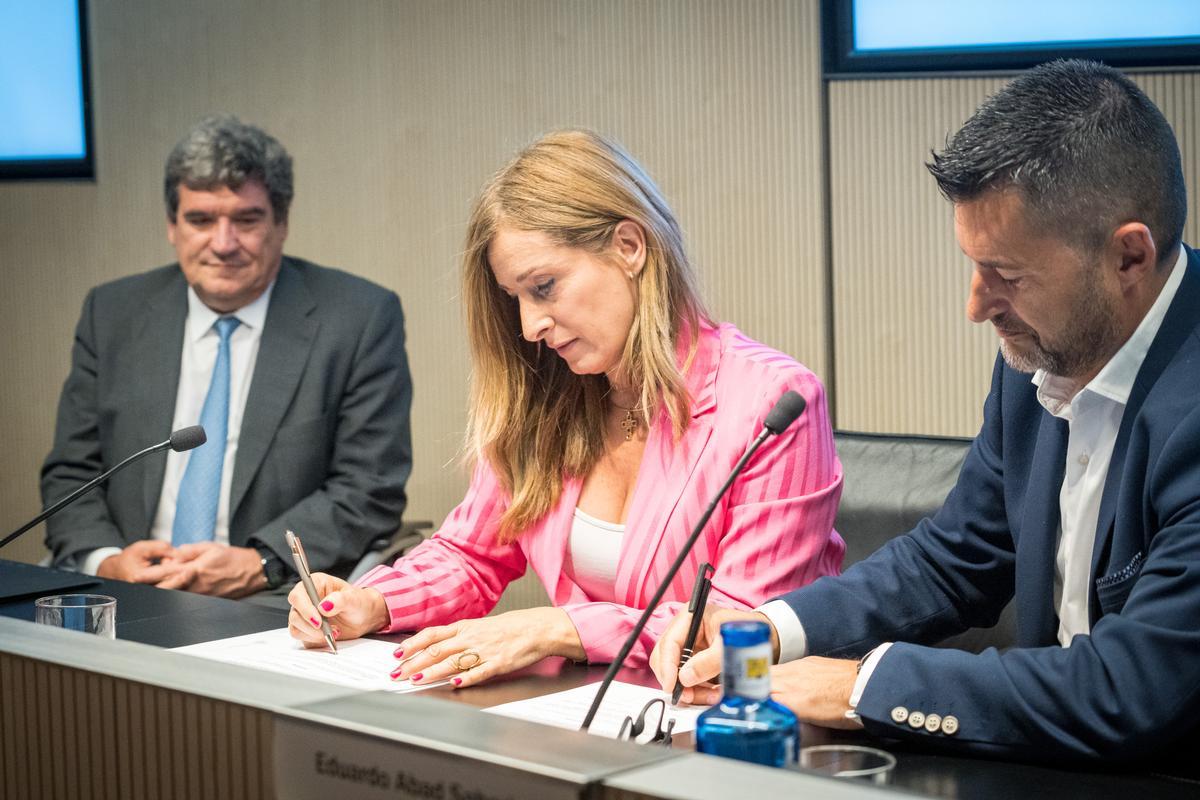 El ministro José Luis Escrivá, la representante de Banc Sabadell Rosario Fernández Álvarez, y el presidente de UPTA, Eduardo Abad, durante la presentación del plan de pensiones de empleo simplificado para autónomos.