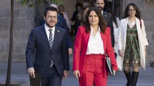 El ’president’ de la Generalitat, Pere Aragonès y la ’consellera’ de Presidència, Laura Vilagrà, antes de la reunión del ’Consell Executiu’ de esta mañana.