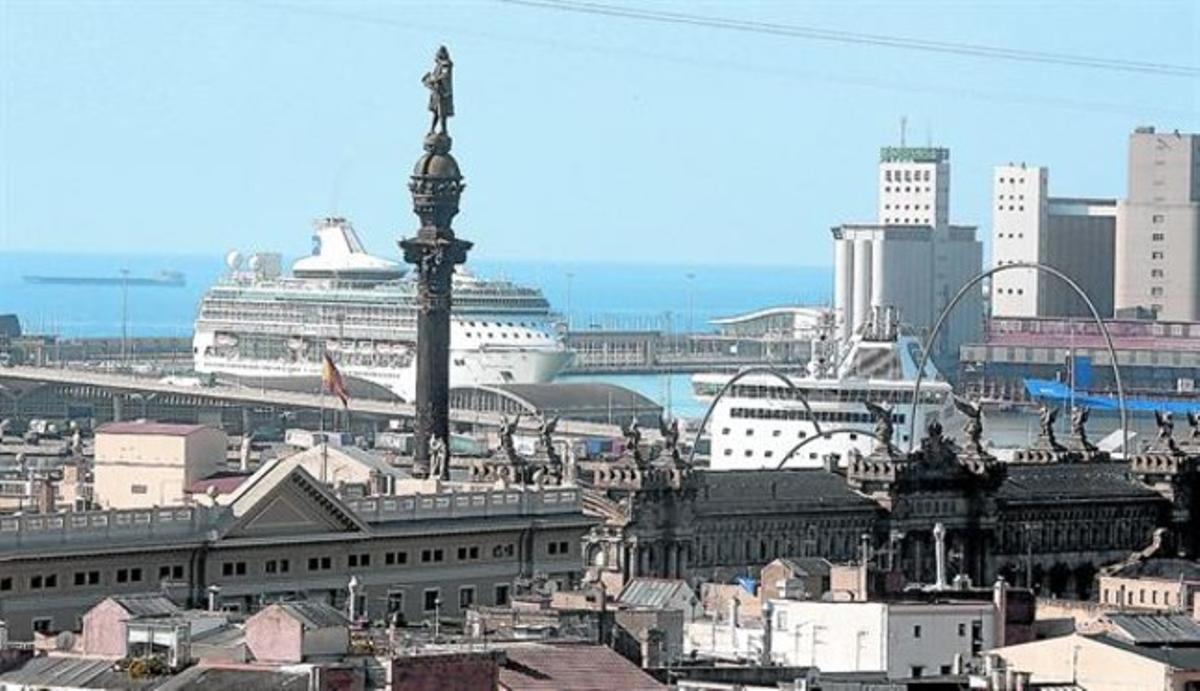 Un crucero emboca el puerto de Barcelona, en julio del 2013.