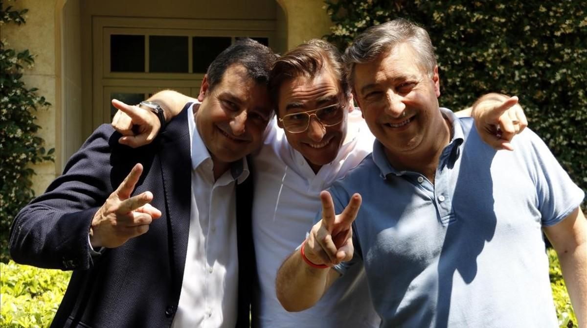 Josep, Jordi y Joan Roca, delante de El Celler. Josep, Jordi y Joan Roca, delante de El Celler.