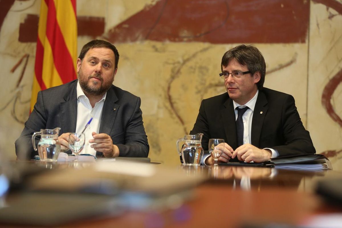 Oriol Junqueras y Carles Puigdemont, en la reunión del Govern. Oriol Junqueras y Carles Puigdemont, en la reunión del Govern.