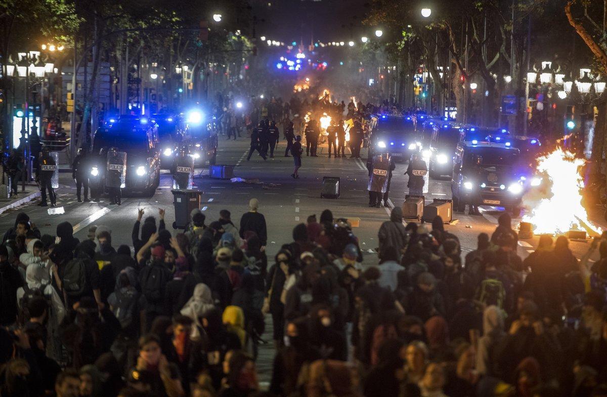 El paseo de Gràcia durante los disturbios del pasado 15 de octubre. El paseo de Gràcia durante los disturbios del pasado 15 de octubre.