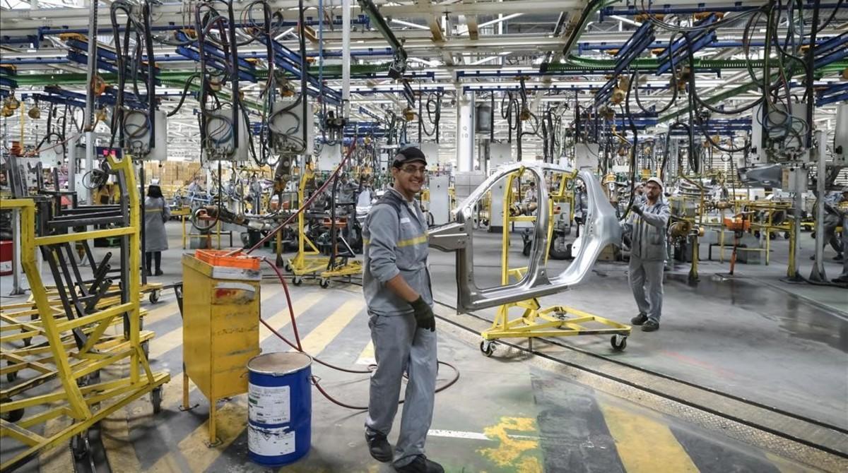 Un operario en la planta de Renault en Tánger.