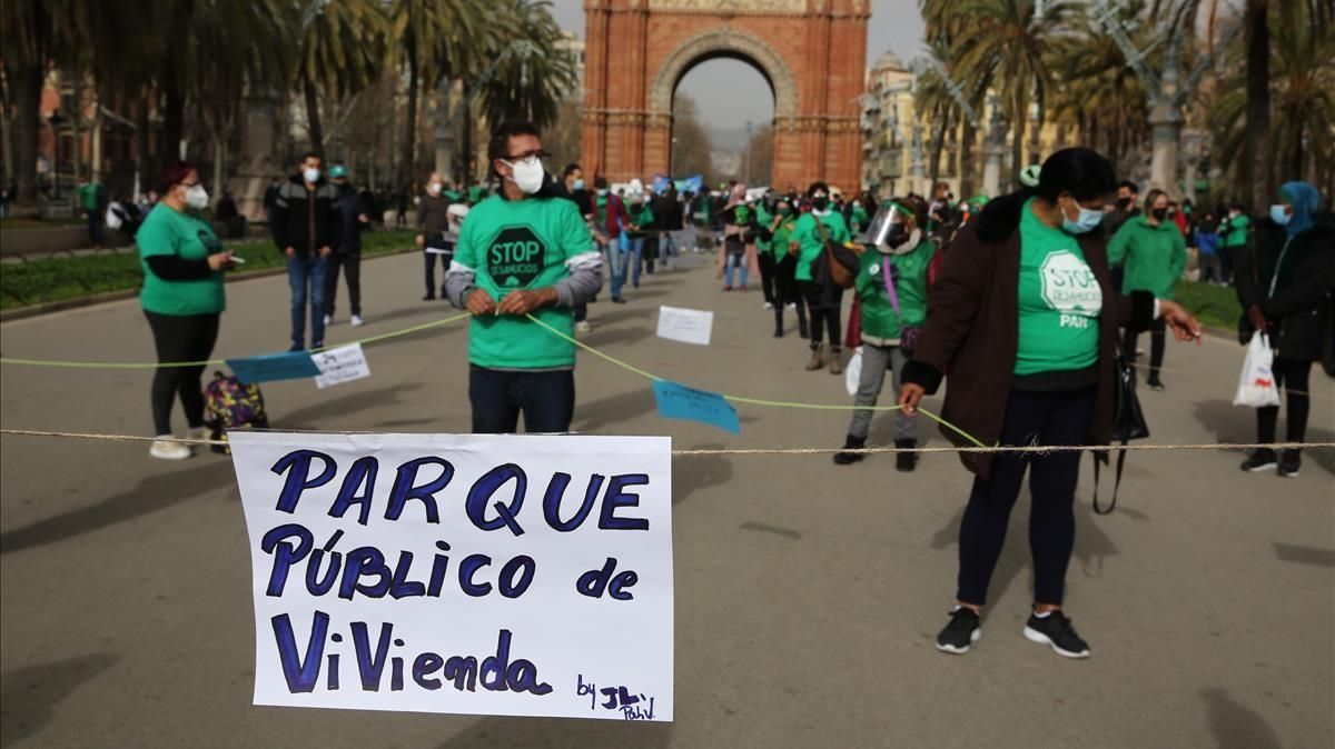 Protesta de las PAH catalanas para defender la ley del Parlament contra los desahucios o desalojos. Protesta de las PAH catalanas para defender la ley del Parlament contra los desahucios o desalojos.