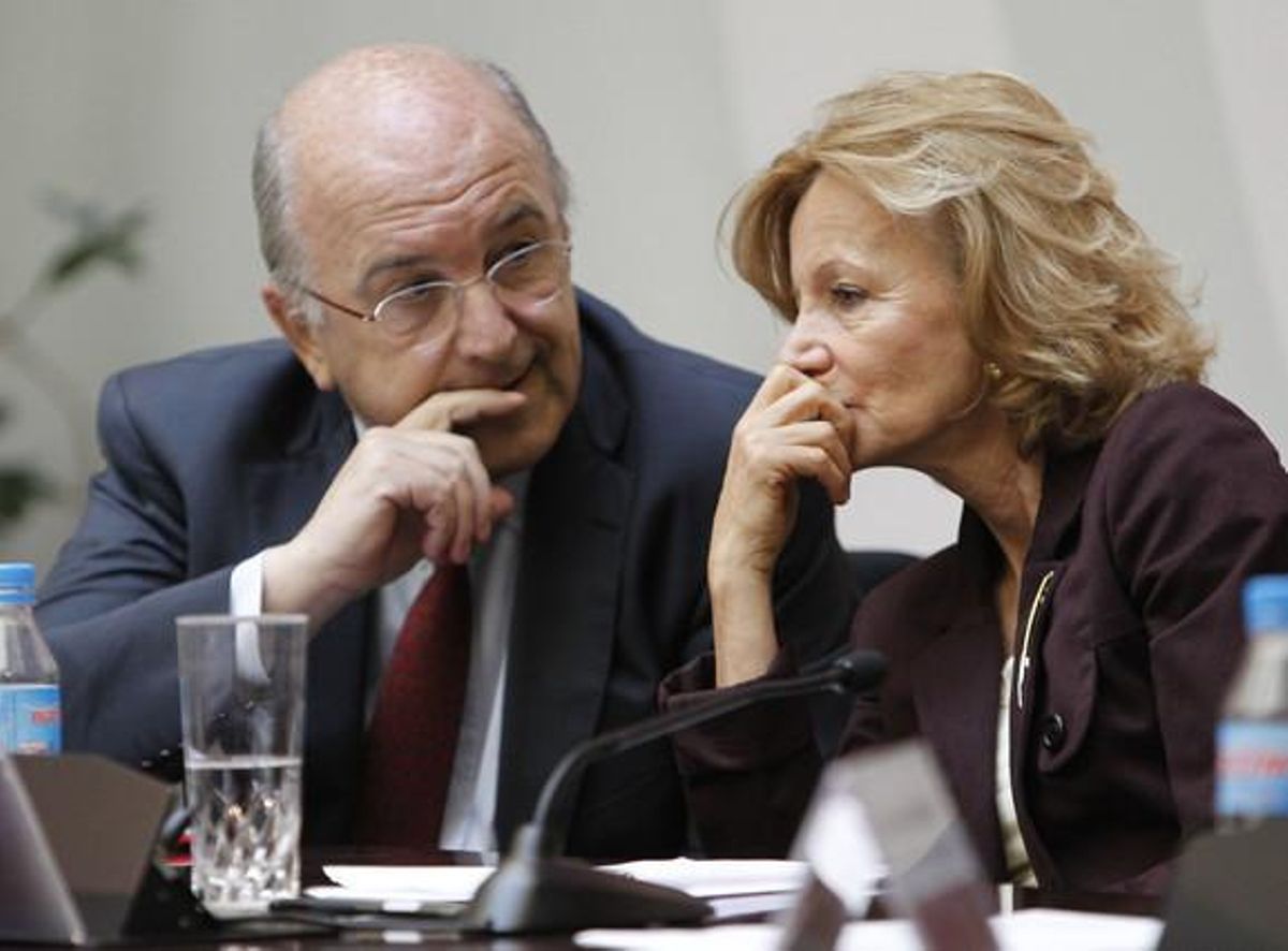 Joaquín Almunia y Elena Salgado, este lunes, en las jornadas anueales de la Comisión Nacional de la Competencia. Joaquín Almunia y Elena Salgado, este lunes, en las jornadas anueales de la Comisión Nacional de la Competencia.