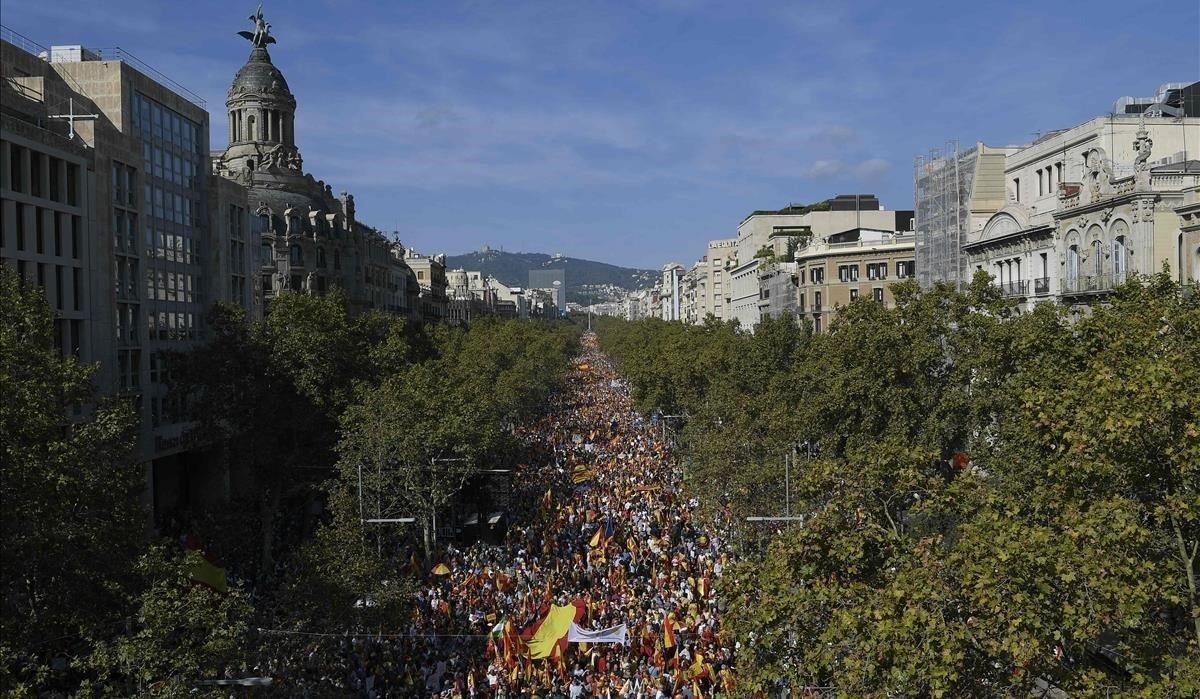 Miles de constitucionalistas marchan contra el ‘procés’ en Barcelona Miles de constitucionalistas marchan contra el ‘procés’ en Barcelona