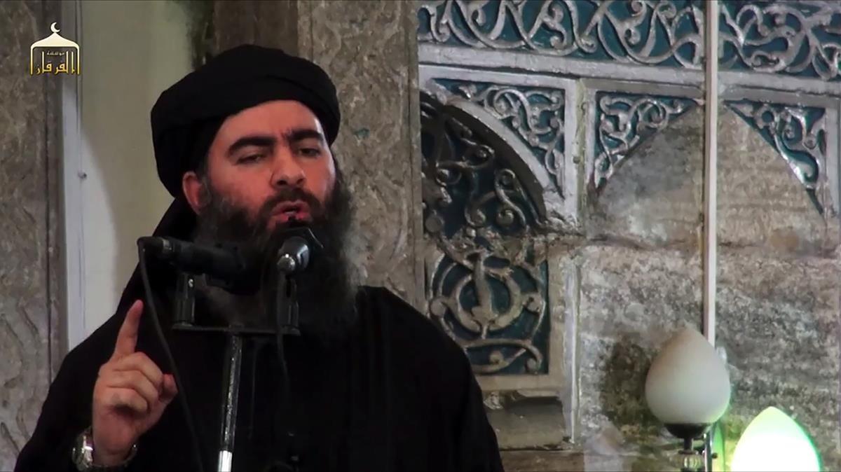Abu Bakr al-Baghdadi se dirige a sus fieles en la mezquita de Al Nuri, en una imagen de vídeo propagandista del EI difundida el 5 de julio del 2014.