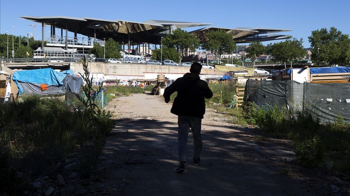 Un hombre pasea por el solar en el que se han construido las barracas, cerca de Glòries.