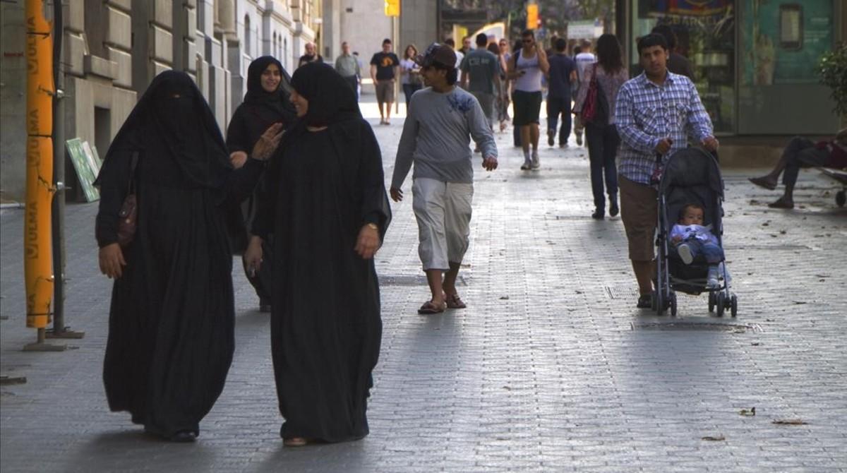 Mujeres con niqab, en el paseo de Gràcia de Barcelona, en una foto de archivo.
