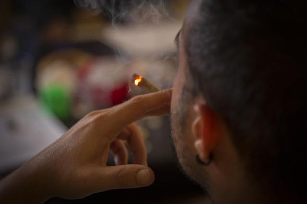 Un fumador consume cannabis en el interior de un club de Barcelona. Un fumador consume cannabis en el interior de un club de Barcelona.