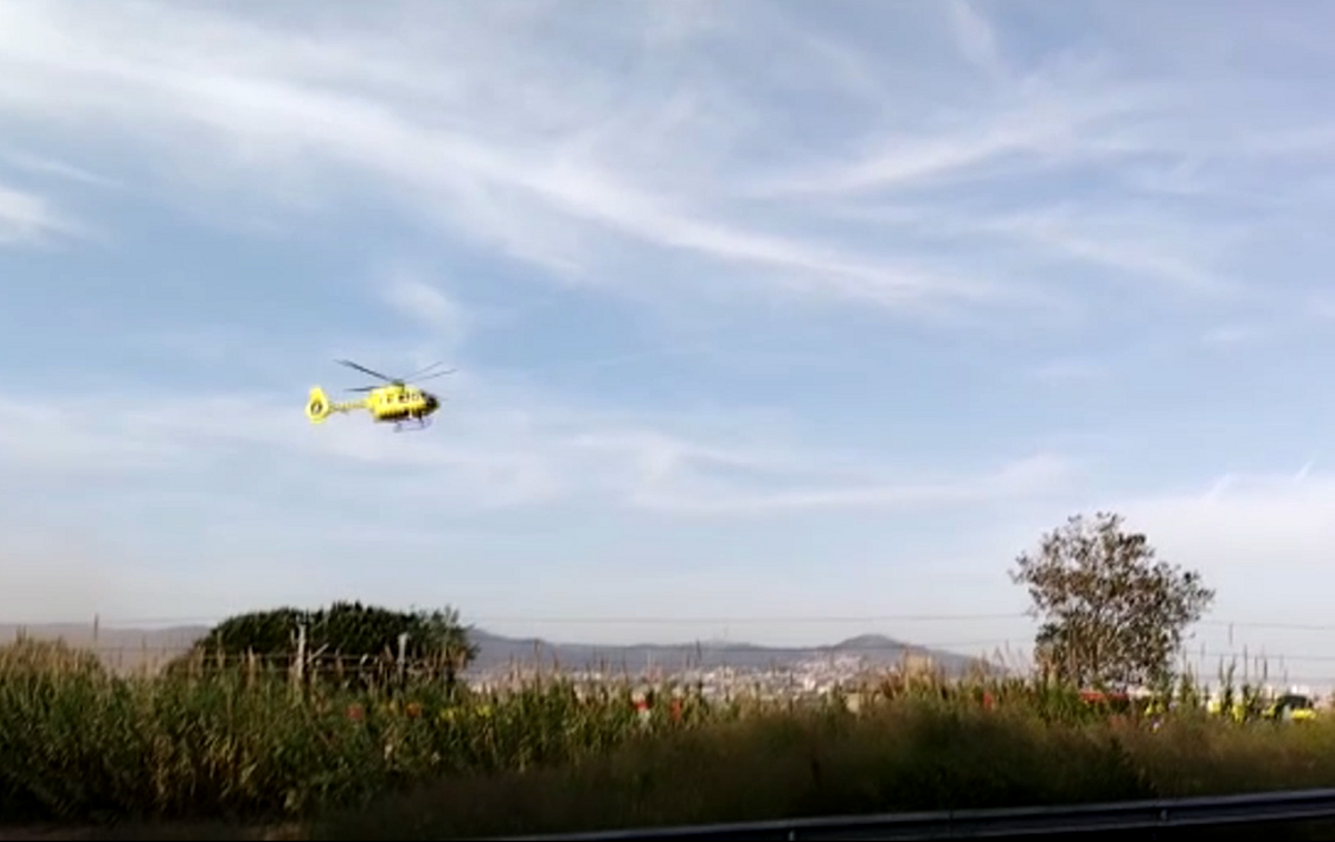Un helicóptero del Servei d’Emergències Mèdiques vigila la zona del accidente entre un tren de mercancías y otro de pasajeros de Ferrocarrils de la Generalitat de Catalunya