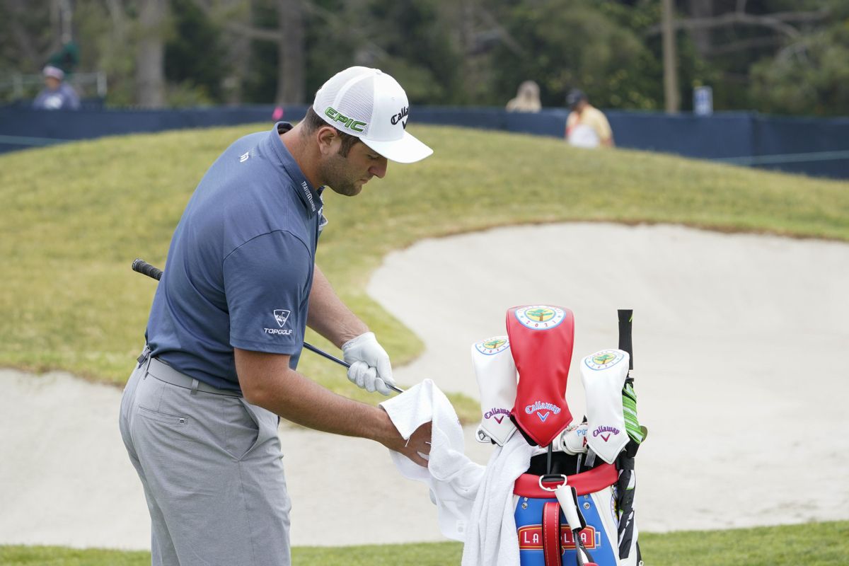 Rahm limpia sus palos en un entrenamiento en Torrey Pines Rahm limpia sus palos en un entrenamiento en Torrey Pines