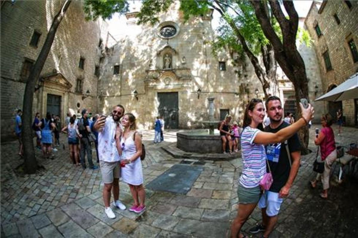 Turistas en la plaza Sant Felip Neri, de Barcelona, el verano pasado.
