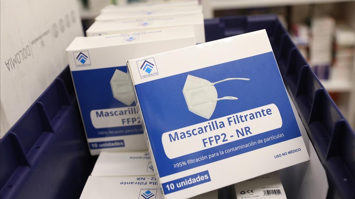 Cajas de mascarillas FFP2 en una farmacia de Madrid, en febrero pasado.