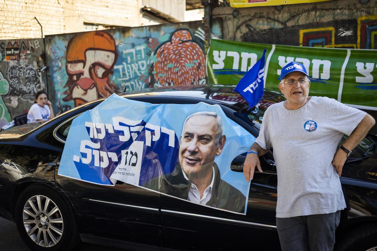 Un seguidor de Netanyahu durante la jornada electoral. 