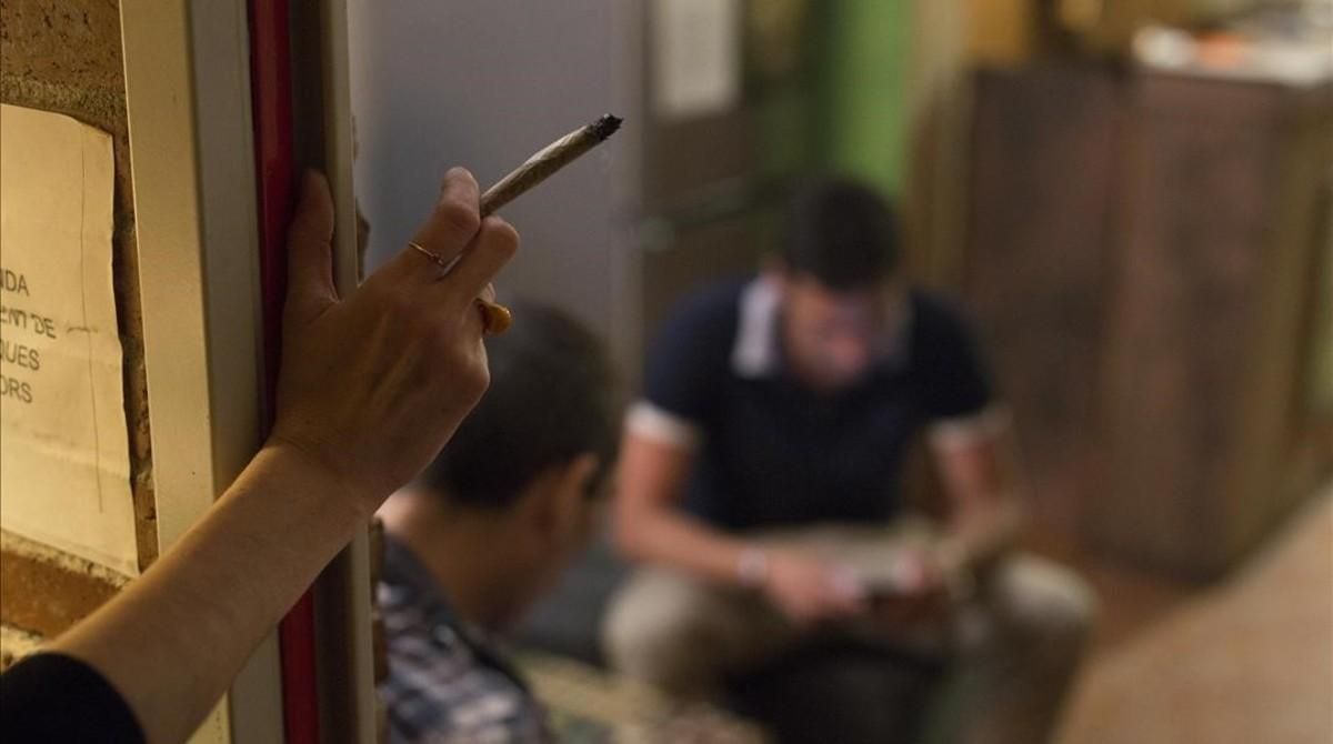 Clientes en un club de cannabis. Clientes en un club de cannabis.