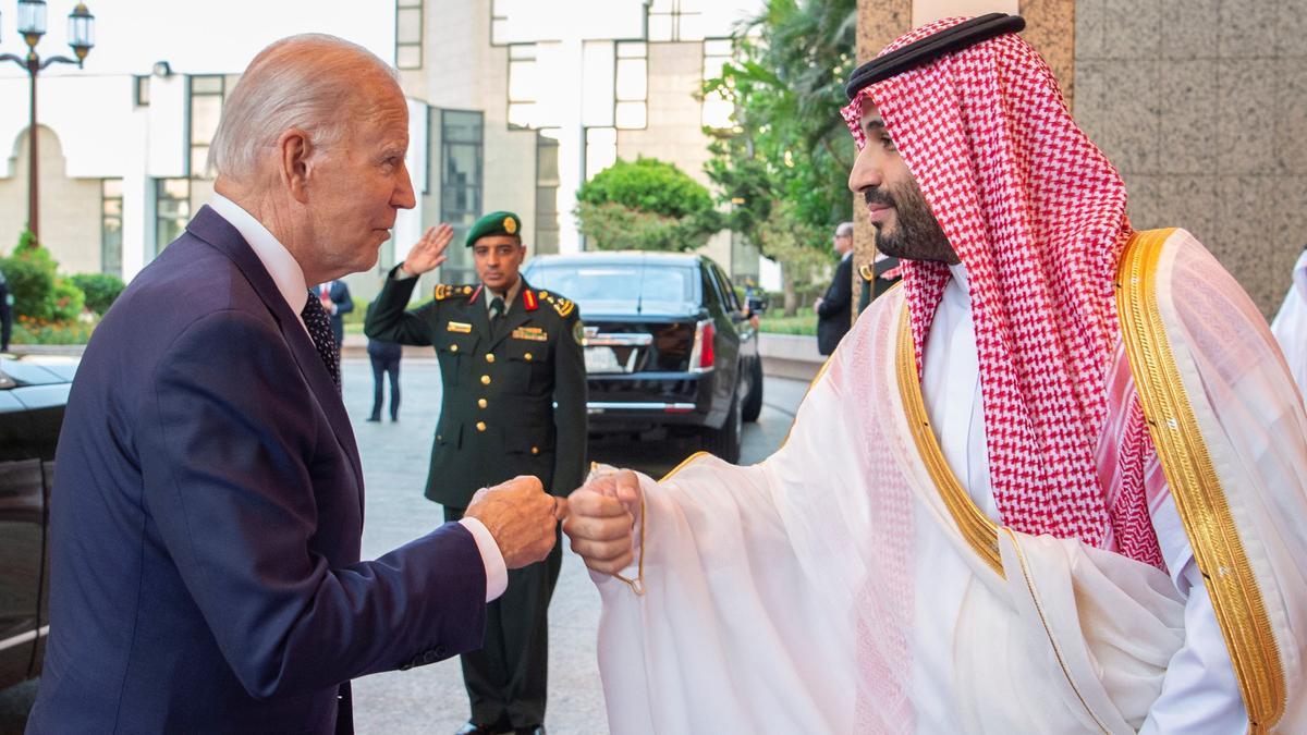 El príncipe heredero de Arabia Saudita, Mohammed bin Salman, choca los puños con el presidente de los Estados Unidos, Joe Biden, en el Palacio Al-Salam, en el puerto de Jeddah, en el Mar Rojo.