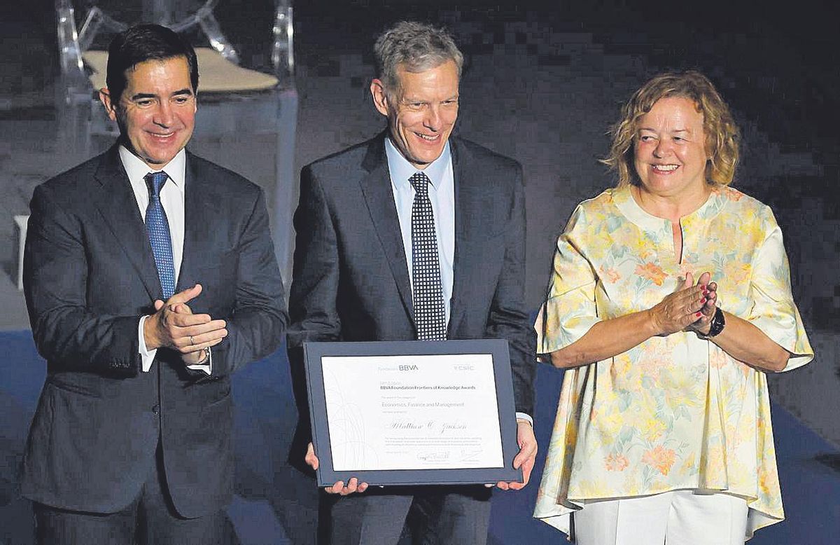 El presidente de BBVA, Carlos Torres, entrega el Premio Fundación BBVA Fronteras del Conocimiento en Economía y Finanzas, en su XIV edición, al matemático o estadounidense Matthew Jackson El presidente de BBVA, Carlos Torres, entrega el Premio Fundación BBVA Fronteras del Conocimiento en Economía y Finanzas, en su XIV edición, al matemático o estadounidense Matthew Jackson