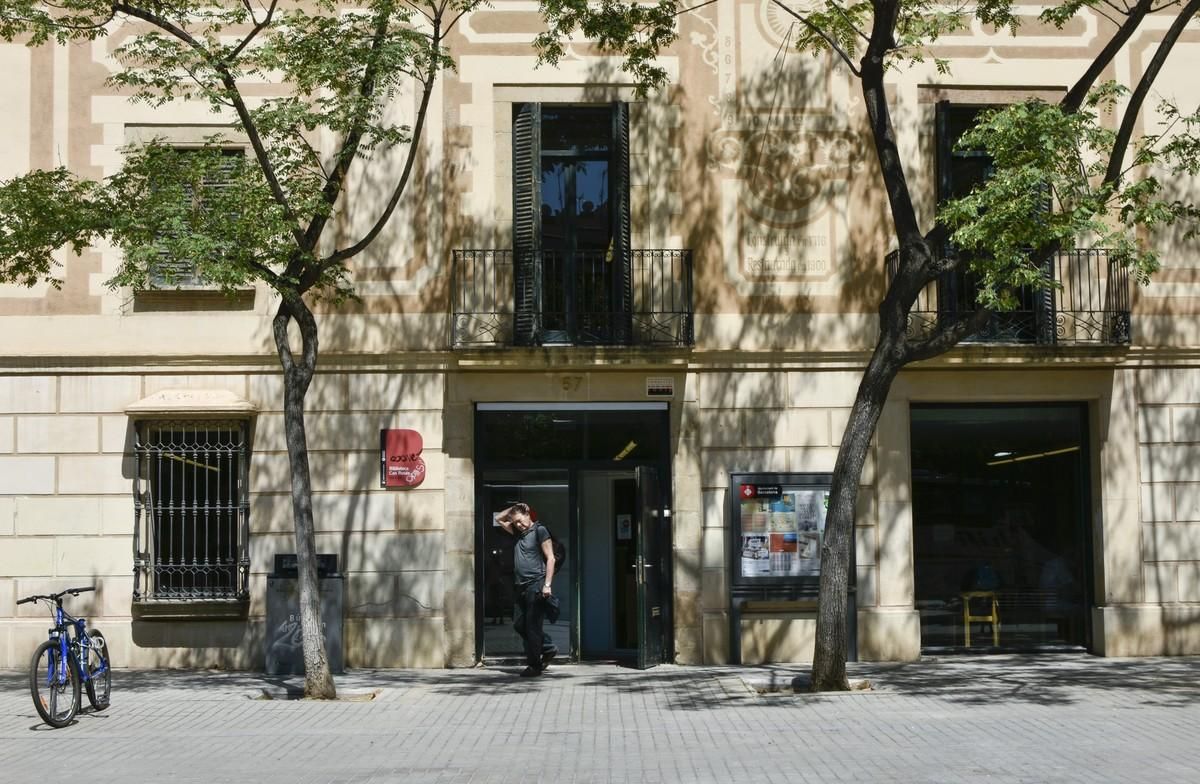 Exterior de la biblioteca Can Rosés, con vistas de la fachada de la masía. Exterior de la biblioteca Can Rosés, con vistas de la fachada de la masía.