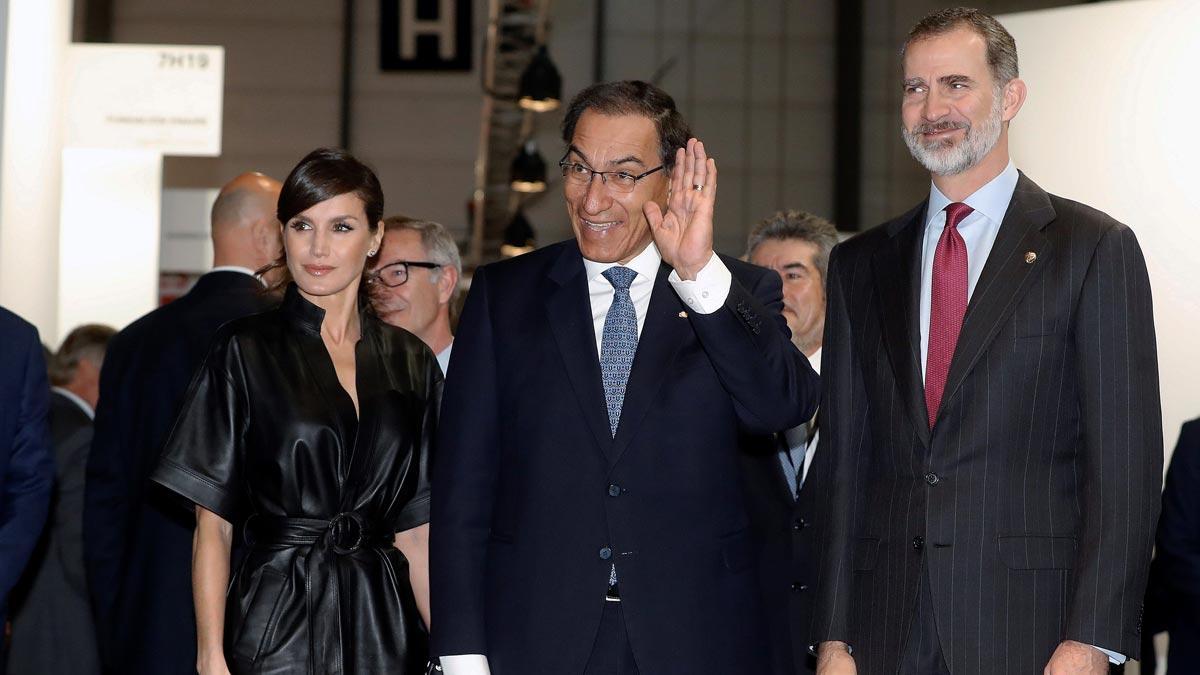 Los Reyes evitan de nuevo la polémica en ARCO y no pasan junto al ’ninot’. En la foto, Felipe VI y Letizia junto al presidente de Perú, Martín Vizcarra.