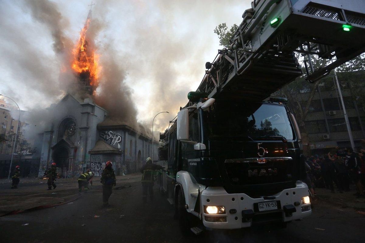 Bomberos trabajan en la extinción del incendio de la Iglesia de La Asunción. Bomberos trabajan en la extinción del incendio de la Iglesia de La Asunción.