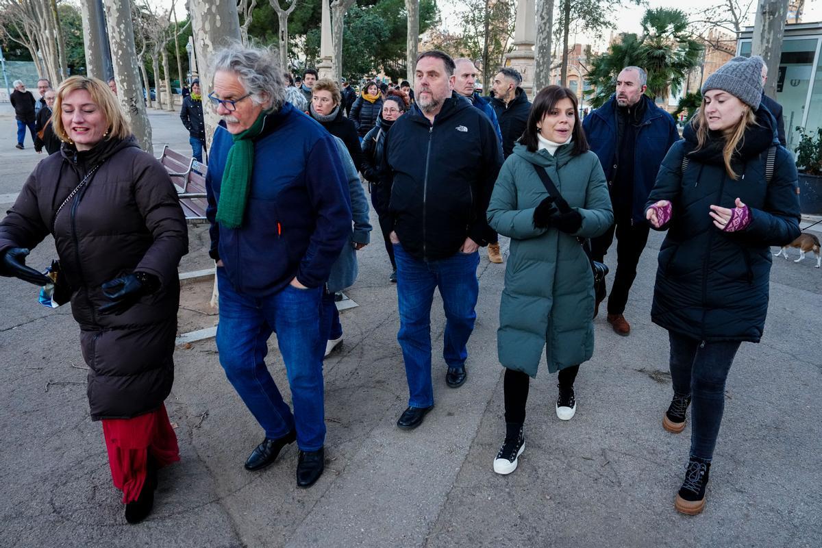 Junqueras abandona la protesta contra la cumbre España-Francia entre gritos de algunos de los manifestantes.