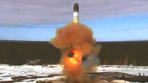 El misil balístico intercontinental Sarmat se lanza durante una prueba en el cosmódromo de Plesetsk