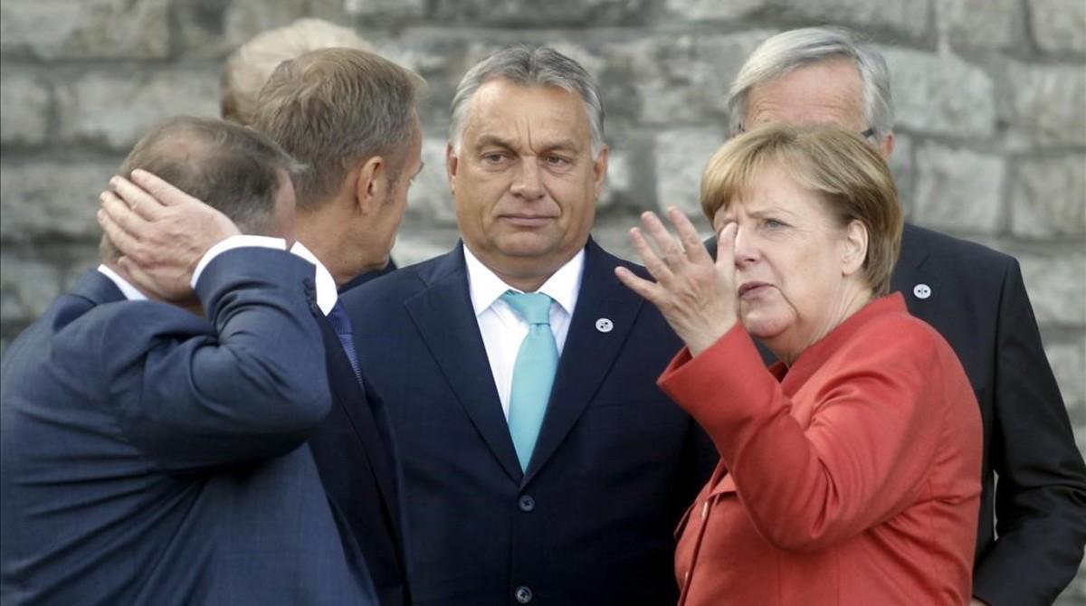 La canciller alemana, Angela Merkel, y el primer ministro húngaron, Viktor Orbán, conversa durante una pausa en la cumbre de Tallin.