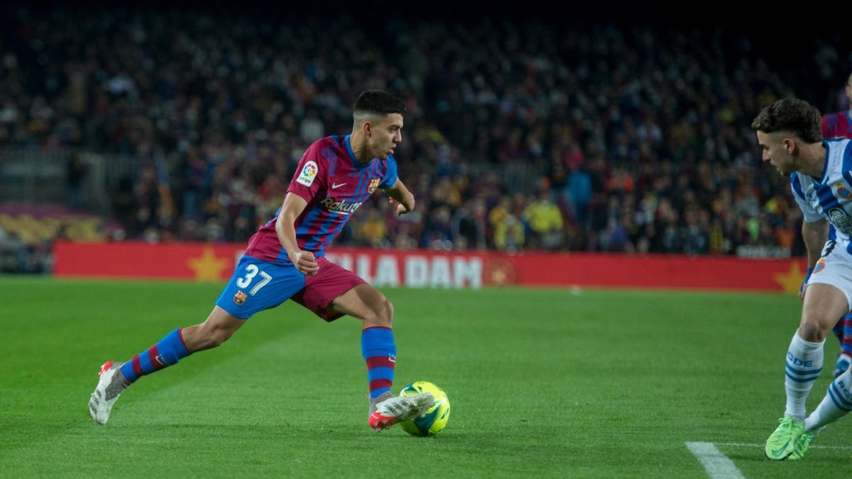 Ilias inicia una jugada de ataque ante el Espanyol en el Camp Nou. Ilias inicia una jugada de ataque ante el Espanyol en el Camp Nou.