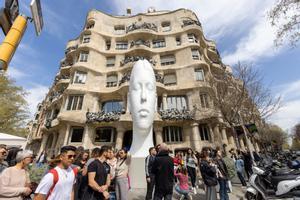 Así es 'Flora', la escultura de Jaume Plensa que acaba de instalarse en el paseo de Gràcia